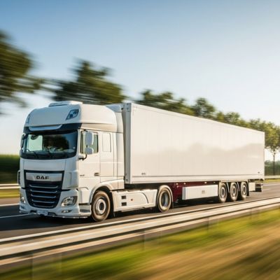 Bezpieczna jazda ciężarówką w deszczu – jak zachować kontrolę na mokrej nawierzchni?